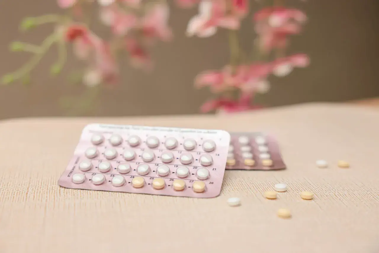 Zwei Blisterpackungen mit Verhütungspillen liegen auf einer hellen Oberfläche. Die Pille ab 40 ist eine Option für Frauen.