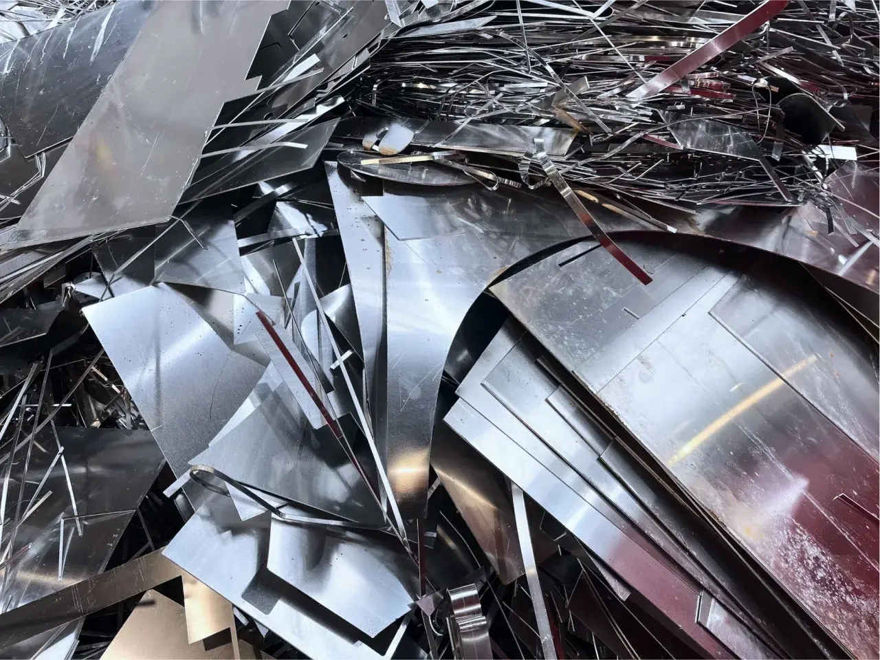Stos złomu aluminium, który może wpłynąć na to, ile kosztuje kilogram aluminium.