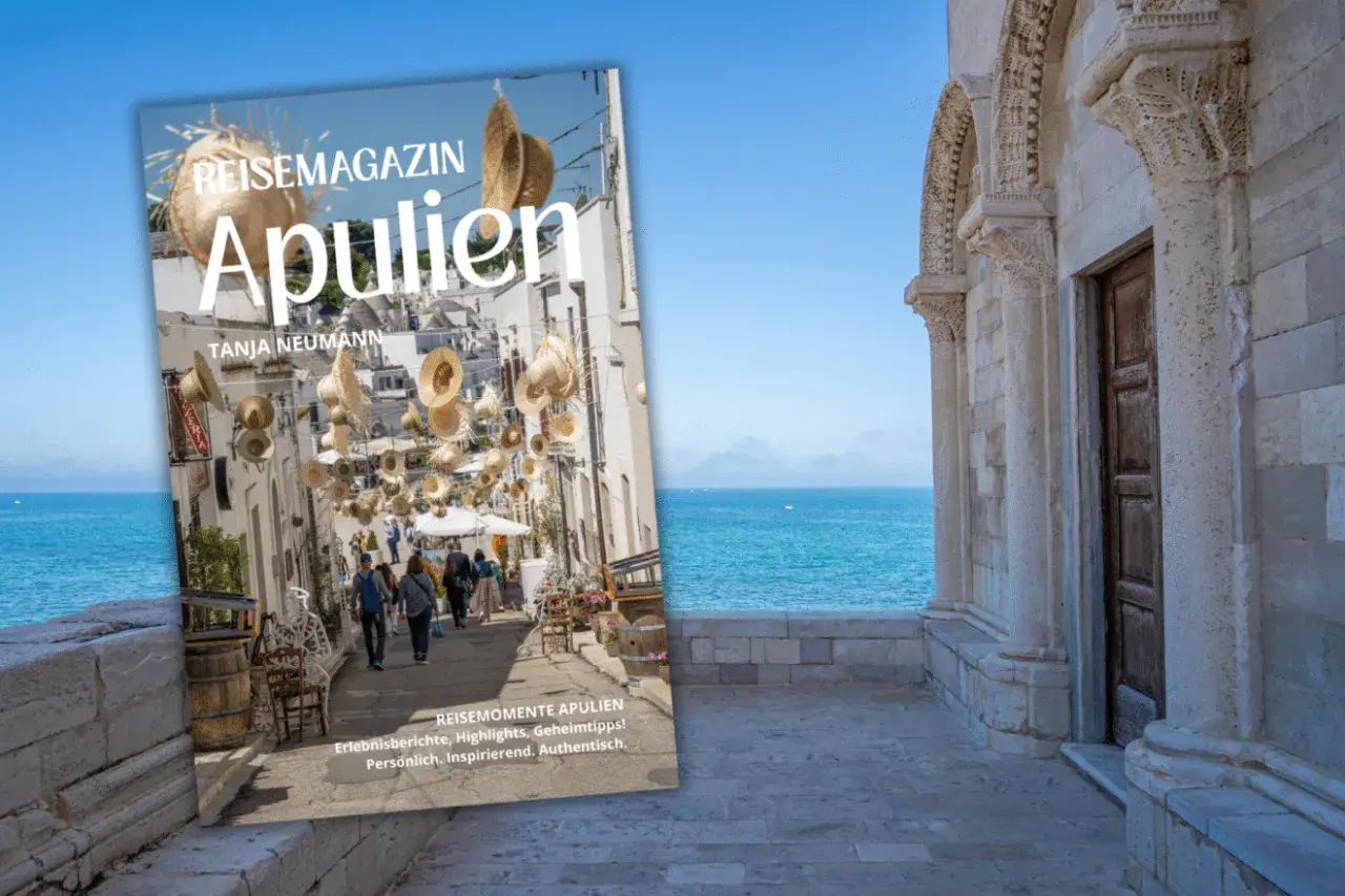 Reisemagazin "Apulien" mit vielen Geheimtipps, zeigt eine malerische Gasse mit Strohhüten und das Meer.