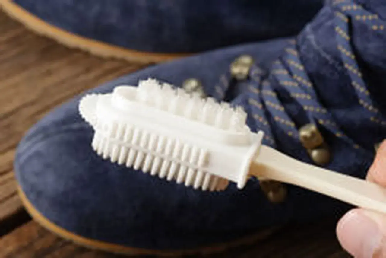Brosse à double face pour nettoyer le nubuck. Une question courante est : peut-on graisser du nubuck ? Non, le nubuck se brosse.