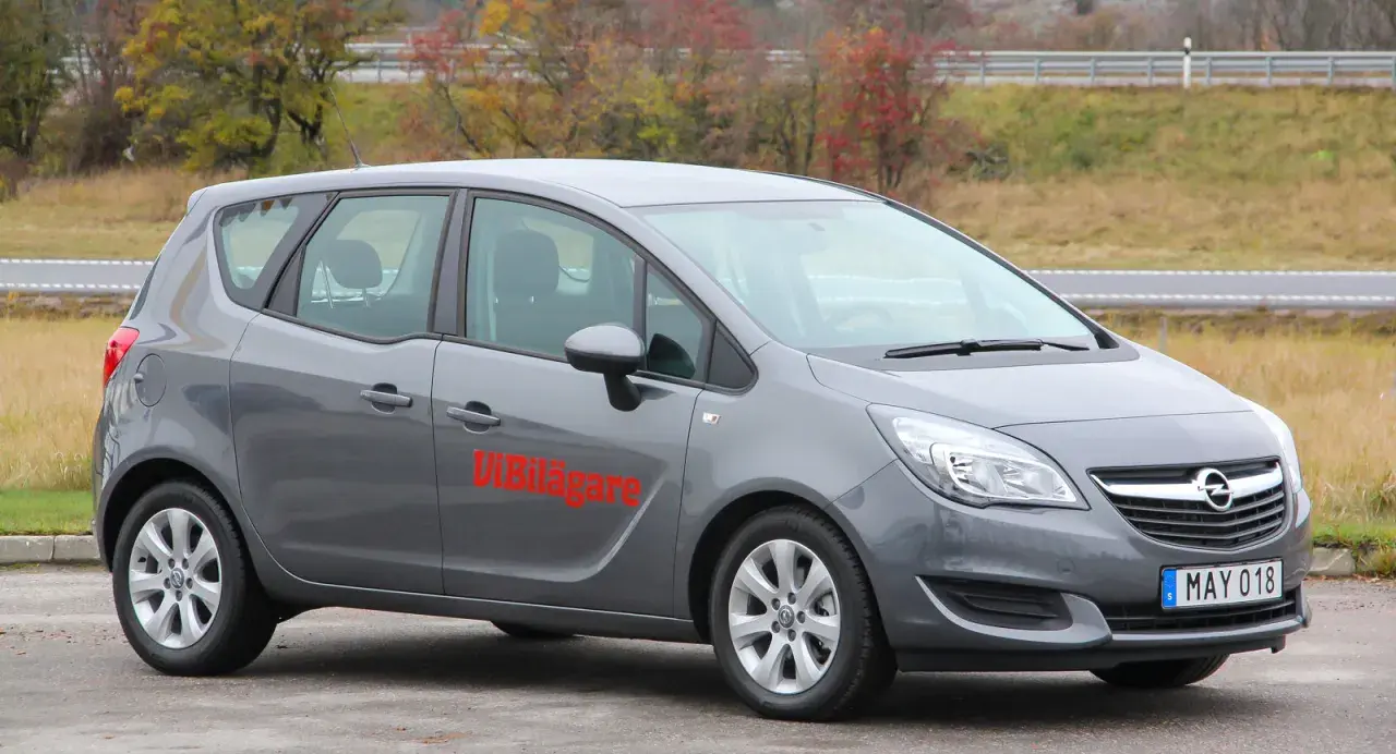 Grå Opel Meriva parkerad utomhus. Texten "Vi Bilägare" syns på sidan, kanske en hint om potentiella opel meriva problemi som testas.