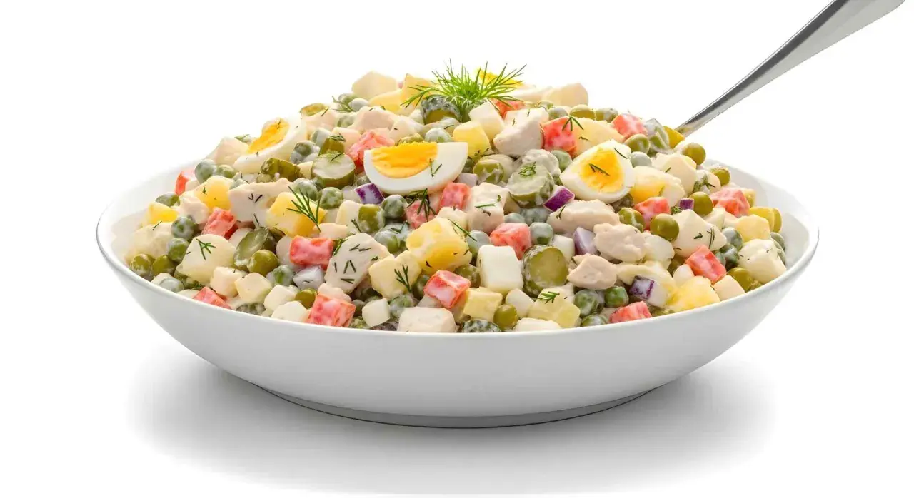 Ensaladilla rusa Thermomix: patatas, guisantes, huevo duro, zanahoria, pepinillos y pollo en una cremosa salsa.