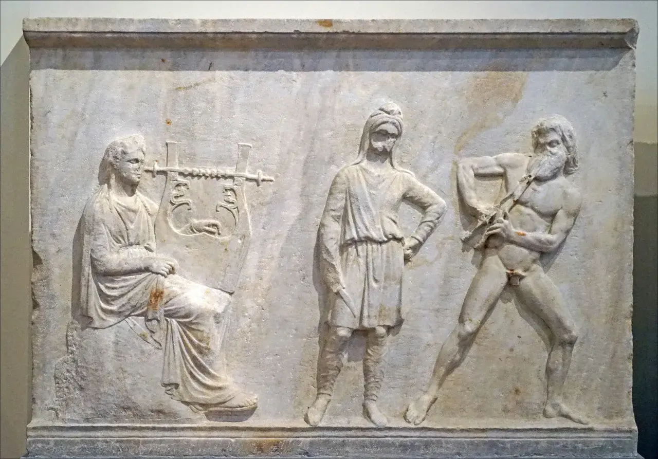Bas-relief antique : une femme joue de la lyre, un homme au centre, et un homme nu jouant de la cithare, symbole Apollon.