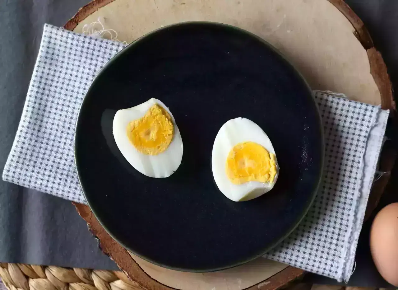 Deux moitiés d'oeuf dur, prêtes en un instant. Parfait pour un petit-déjeuner rapide ou une collation saine.
