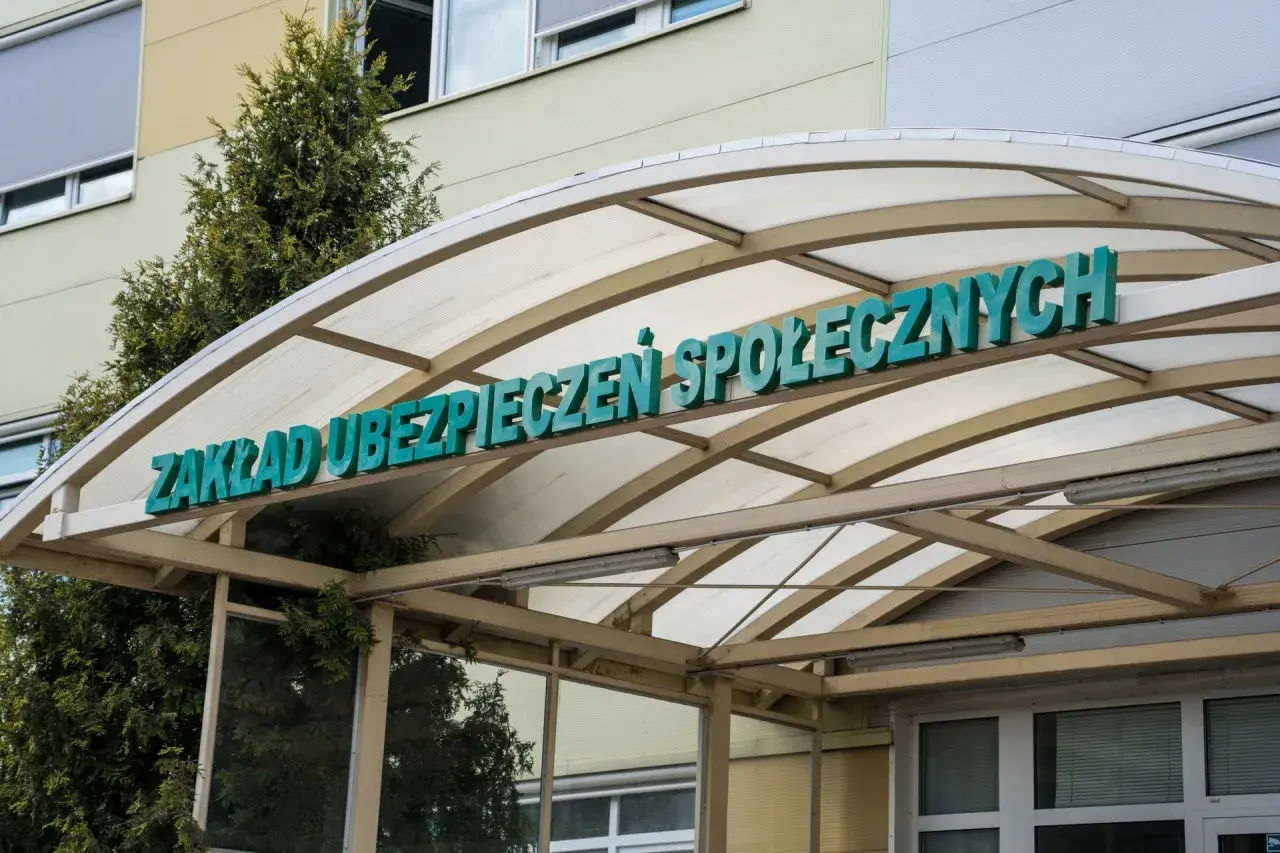 Napis "Zakład Ubezpieczeń Społecznych" nad wejściem. Tu załatwisz sprawy, bo podlegam obowiązkowi ubezpieczenia zdrowotnego.