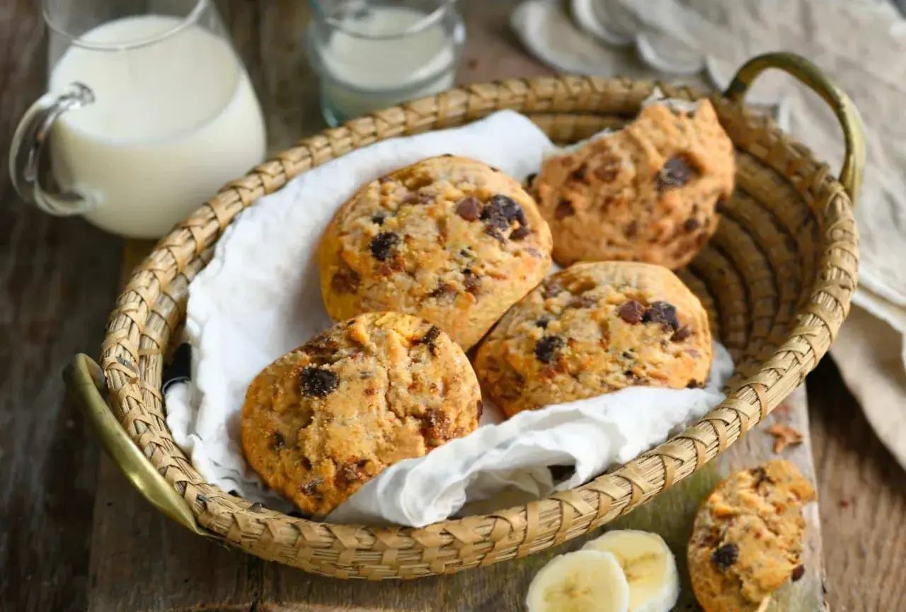 Biscuits aux bananes trop mures dans un panier. Une idée gourmande pour utiliser vos bananes.