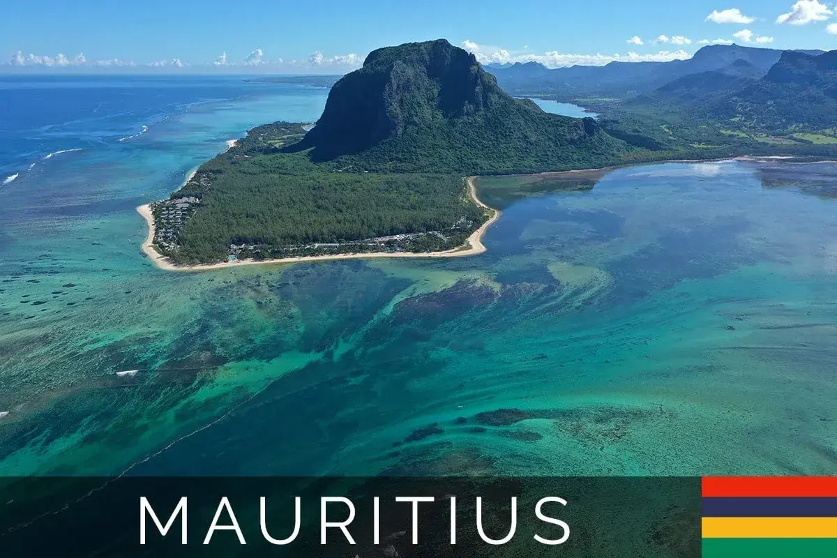 Mauritius unterwasser wasserfall: Ein atemberaubender Blick auf die Küste mit dem Le Morne Brabant Berg und dem optischen Trugbild eines unterseeischen Wasserfalls.