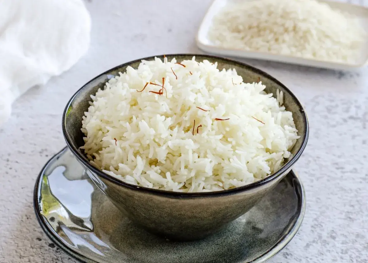 Arroz basmati esponjoso y aromático, perfecto para acompañar tus platos. Aprende como hacer arroz basmati.