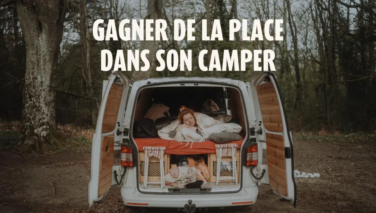 Aménagement astucieux pour gagner de la place dans son camping-car. Une femme se repose dans un lit douillet, entourée de solutions de rangement ingénieuses.