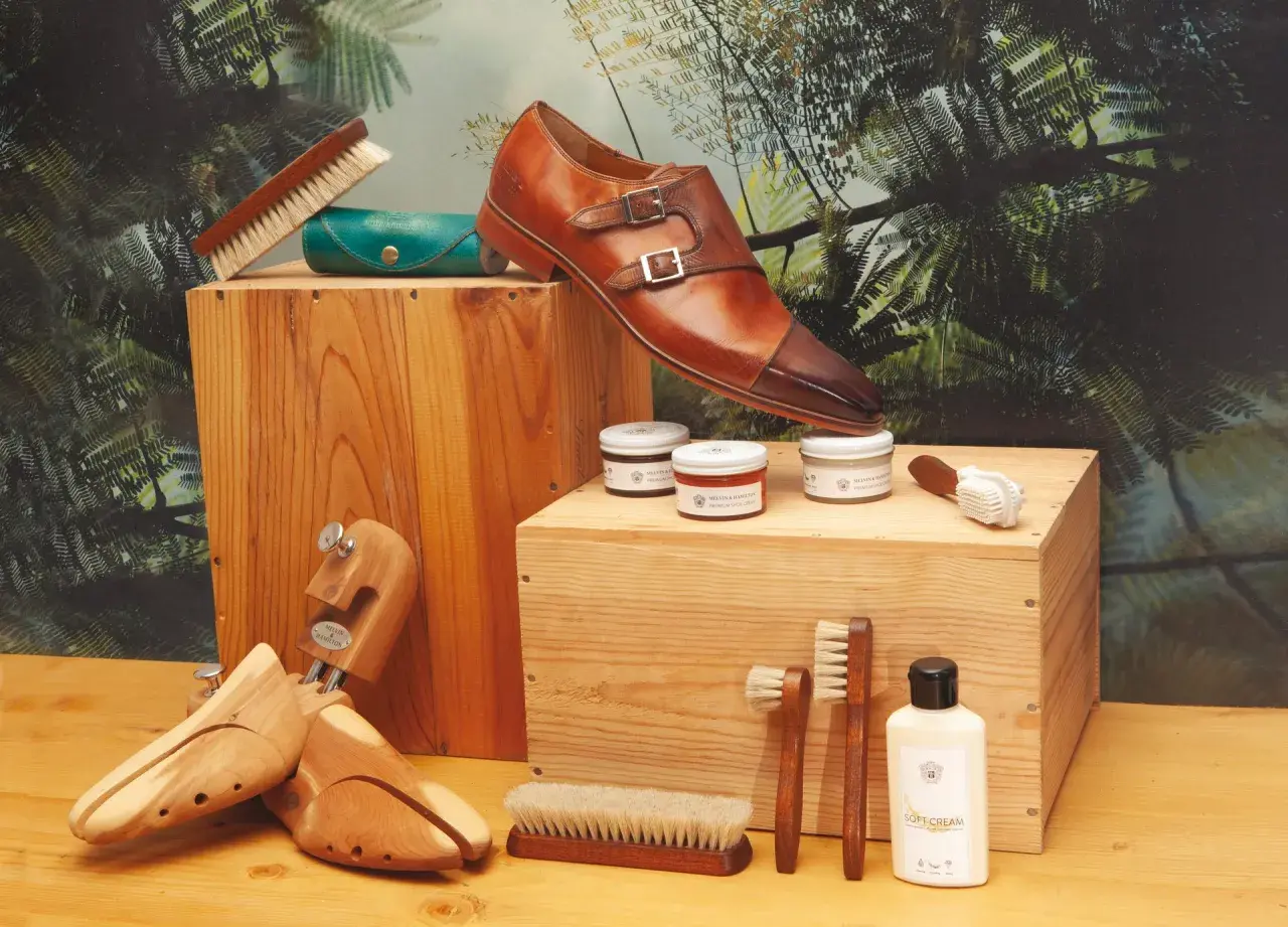 Un soulier élégant, des formes à chaussures, des cirages et brosses : tout pour savoir pourquoi cirer ses chaussures et les garder impeccables.