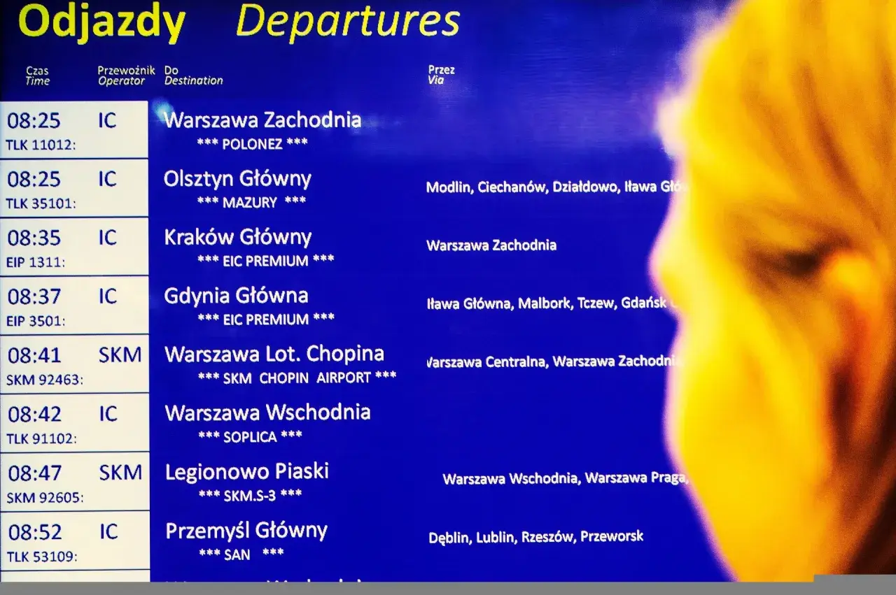 Tablica odjazdów PKP: Warszawa Zachodnia, Olsztyn, Kraków, Gdynia, Warszawa Lot. Chopina, Warszawa Wschodnia, Legionowo Piaski, Przemyśl Główny. Kiedy zmiana rozkładu jazdy PKP, warto sprawdzić te połączenia.