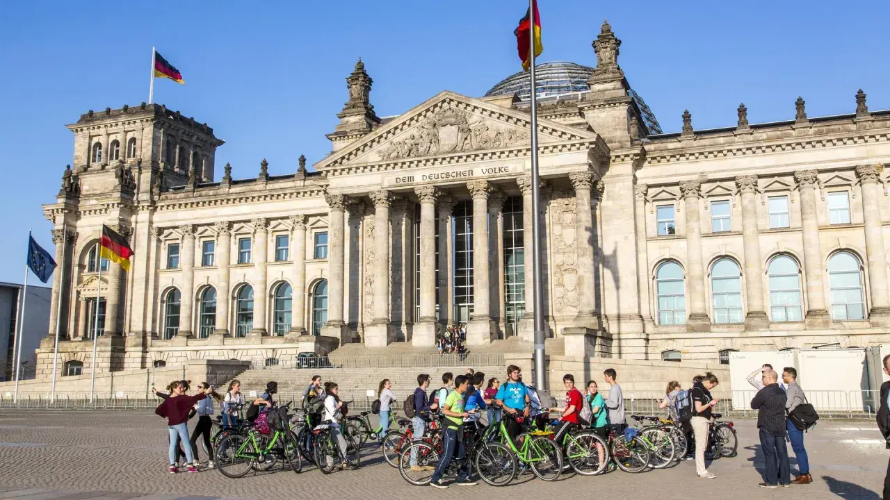 Schülergruppe vor dem Reichstag in Berlin, ein Symbol der deutschen Innenpolitik.