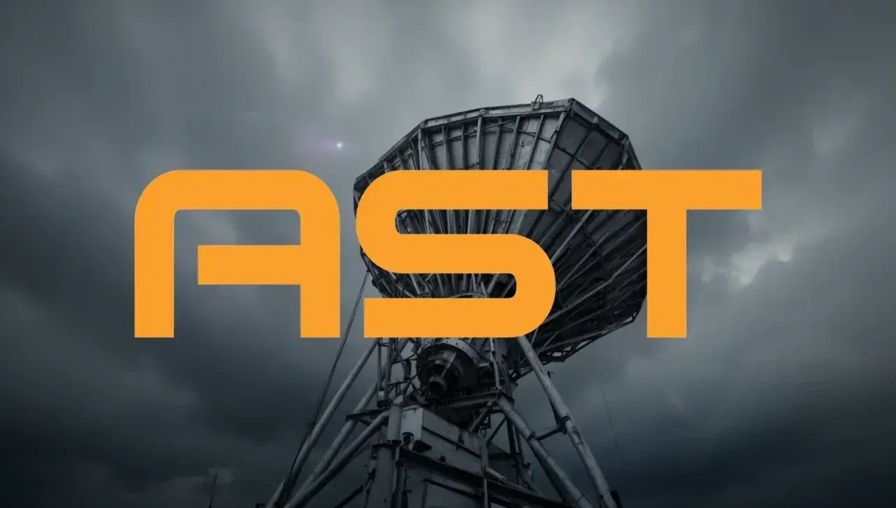 AST-Logo über einer Satellitenschüssel im Sturm. Die AST SPACEMOBILE AKTIE könnte bald abheben.