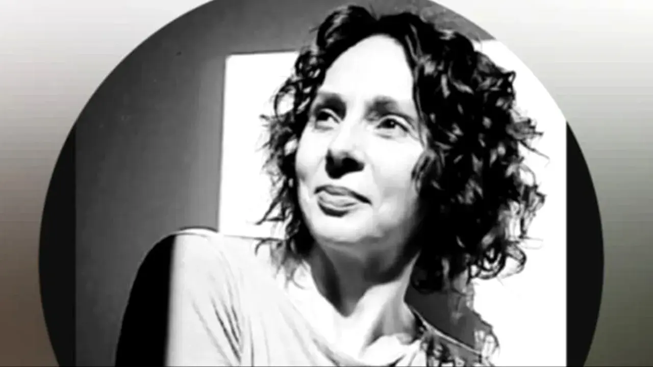Karolina Kuczyńska w kadrze, jej spojrzenie sugeruje refleksję nad rozstaniem.