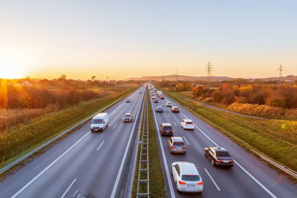 Jak dojechać do Karwii? Sprawdź najwygodniejsze opcje transportu