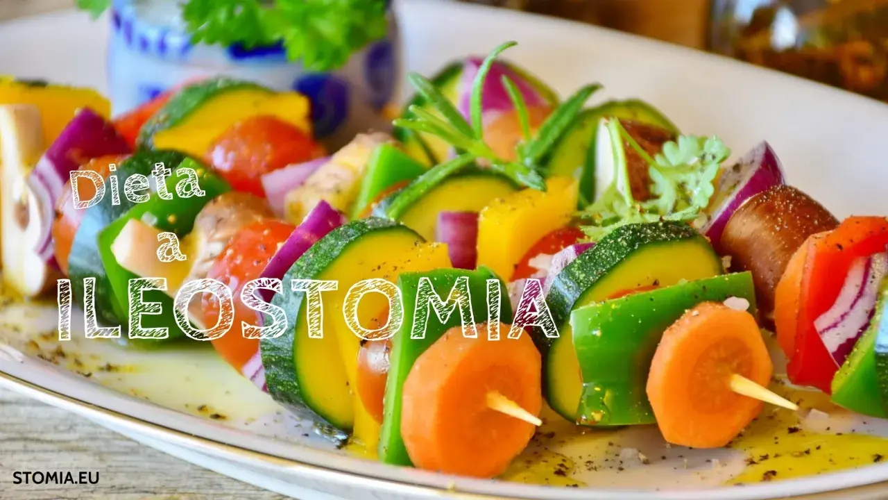 Kolorowe szaszłyki warzywne z napisem "Dieta a ileostomia". Zdrowe jedzenie dla osób po operacji.