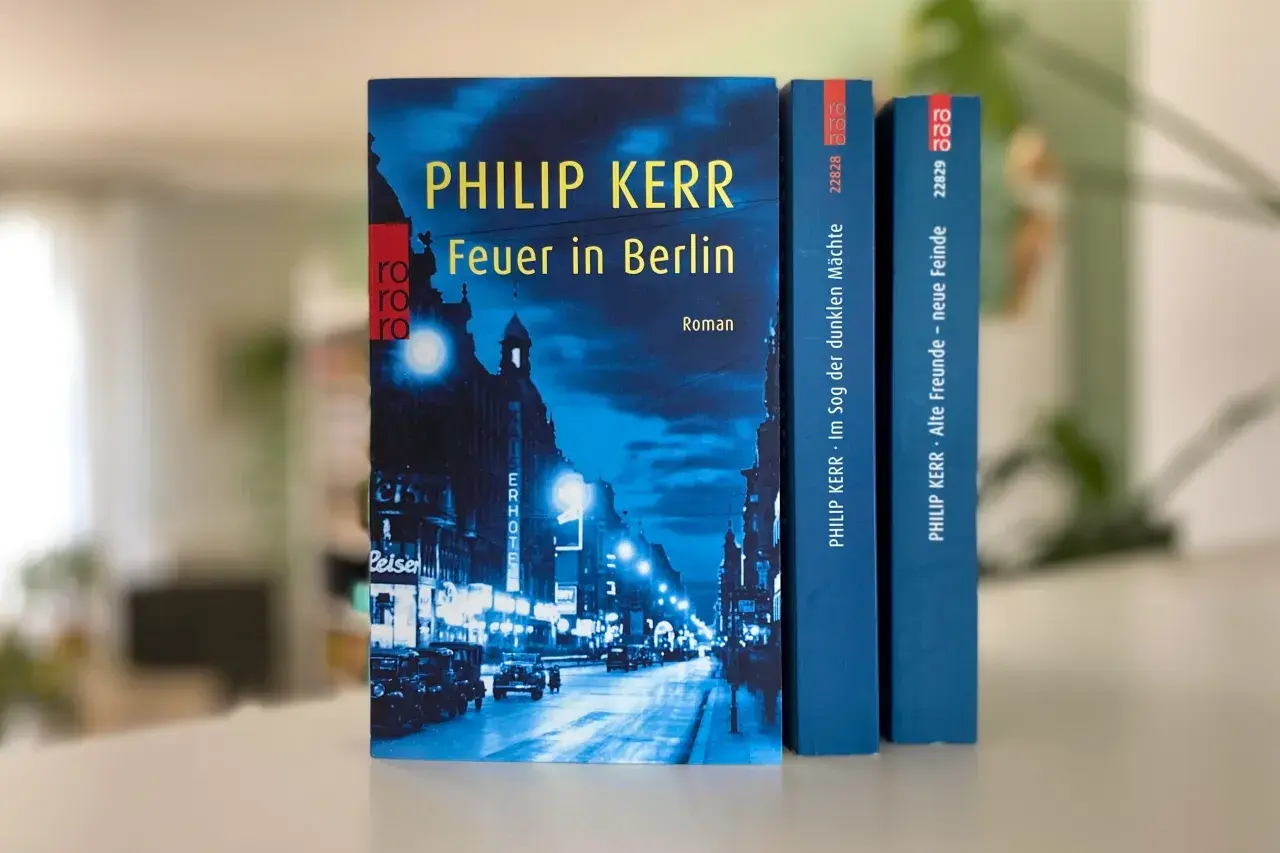 Drei Bücher von Philip Kerr: "Feuer in Berlin", "Im Sog der dunklen Mächte" und "Alte Freunde - neue Feinde". Die Reihenfolge ist klar erkennbar.