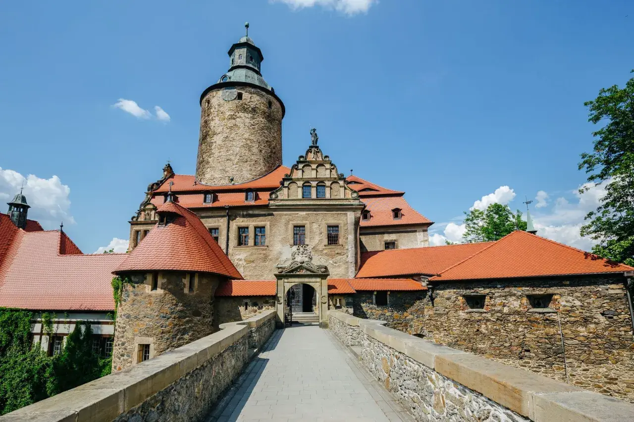 Kamienny most prowadzi do Zamku Czocha, oferując wspaniałe widoki i mnóstwo atrakcji w okolicy.