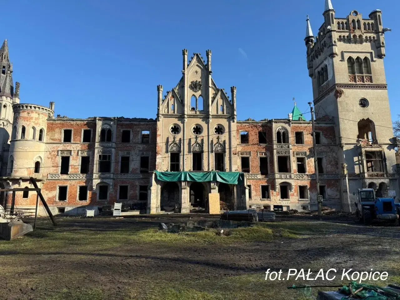 Ruiny pałacu w Kopicach, zniszczone mury i puste okna, czekają na zwiedzanie.