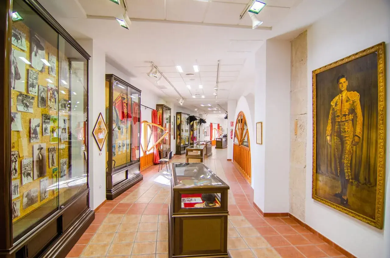 Exhibición de trajes de luces y fotografías taurinas en el museo de la plaza de toros de Alicante.