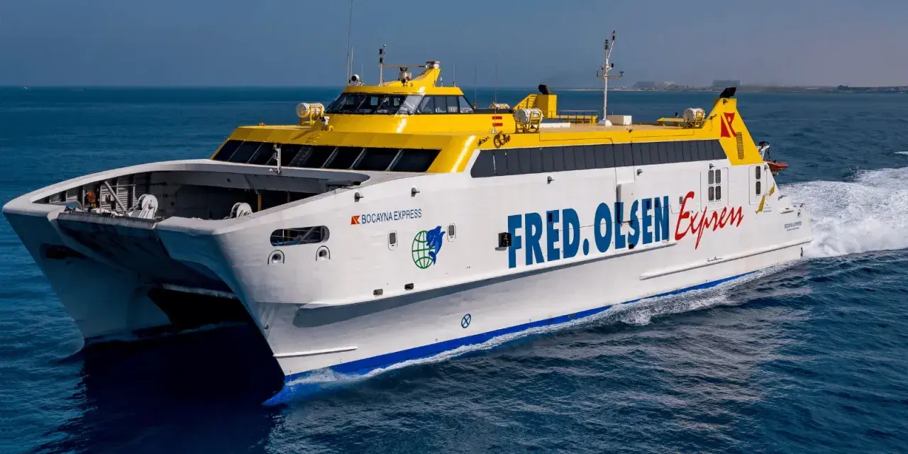 El ferry "Bocayna Express" de Fred. Olsen Express surca las aguas entre Fuerteventura y Lanzarote, conectando las islas con rapidez.