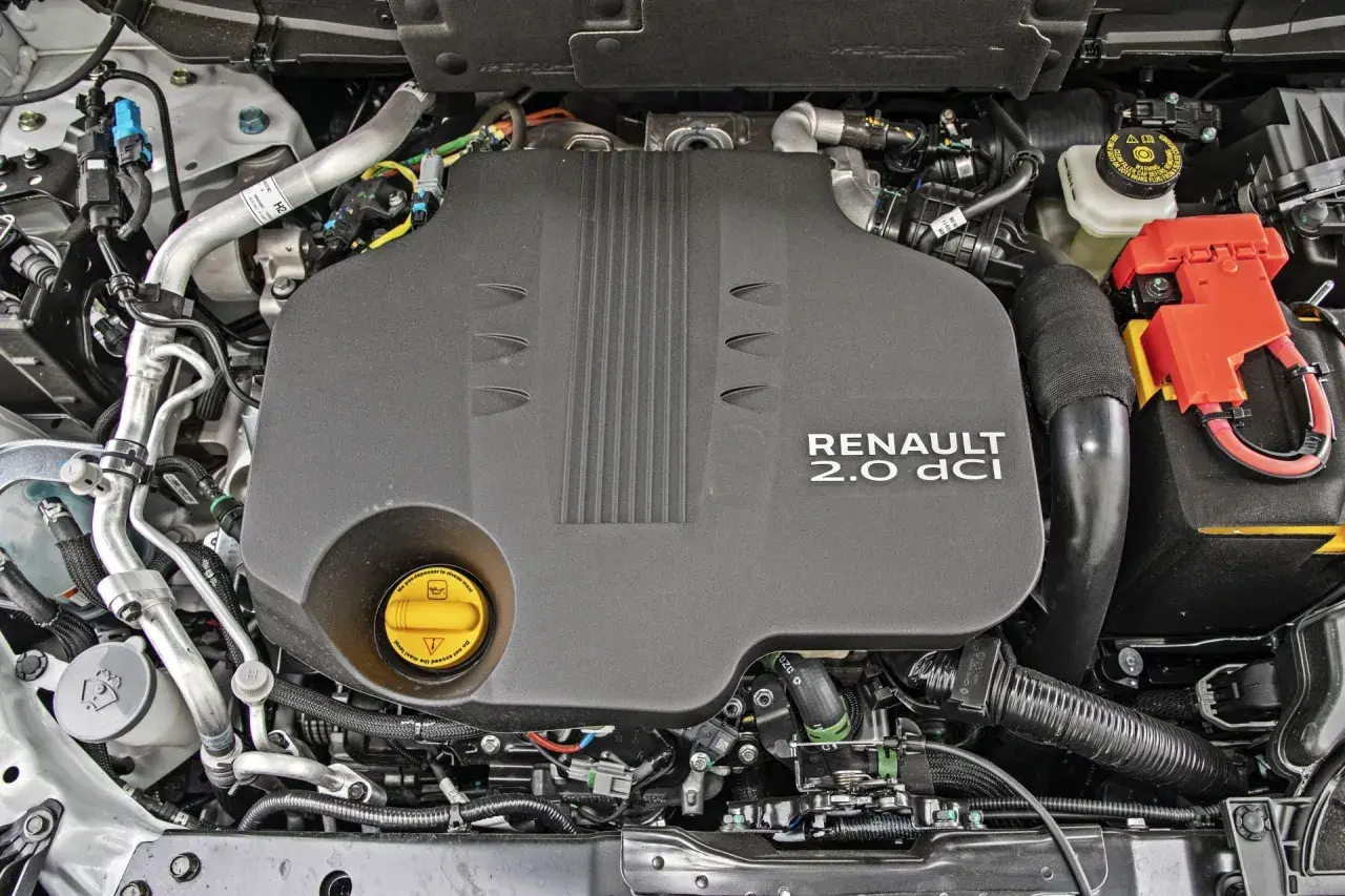 Silnik Renault Koleos 2.0 dCi z widocznym osprzętem i elementami układu chłodzenia.