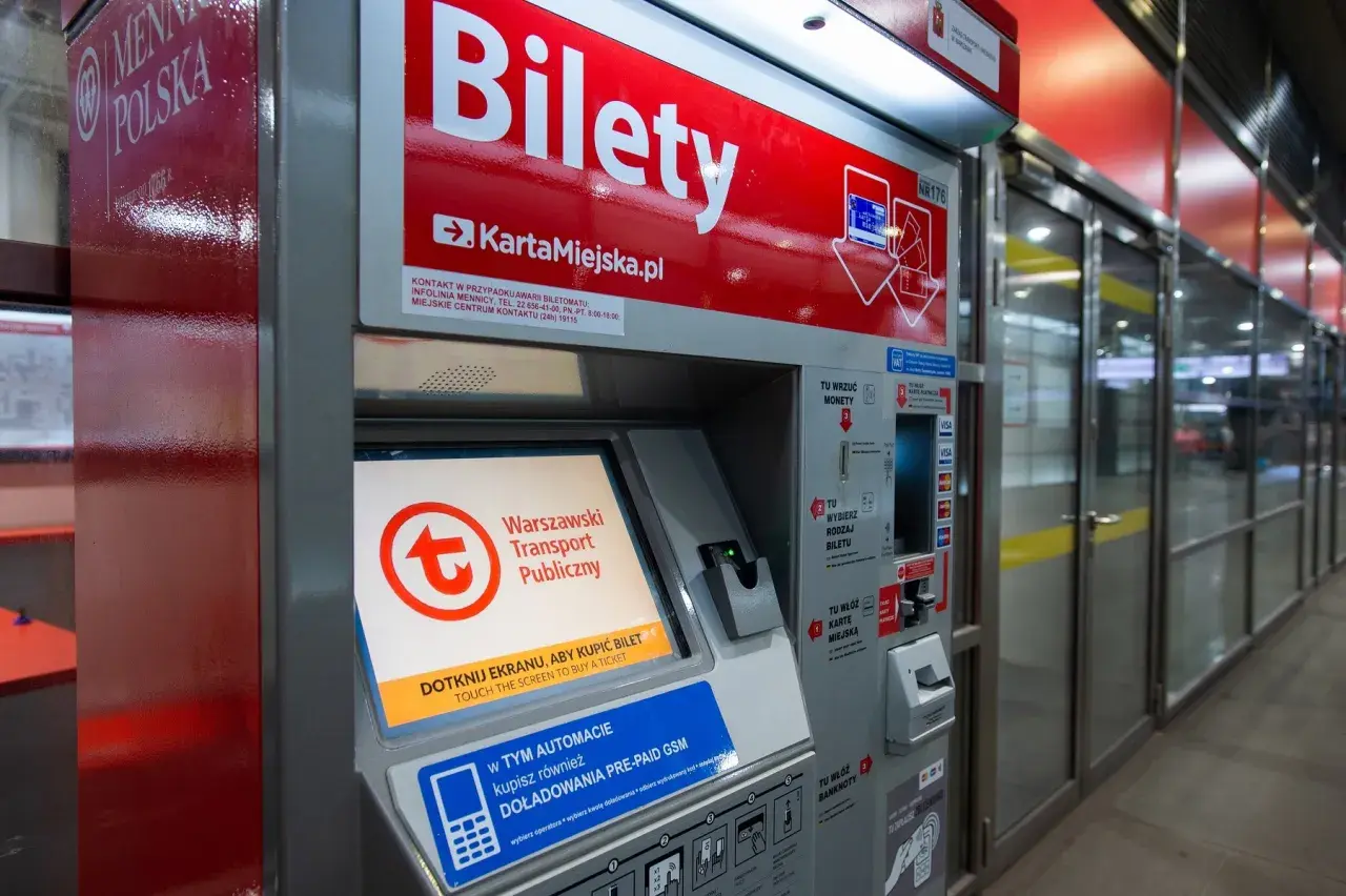 Automat biletowy w Warszawie. Kupisz tu bilet dobowy, doładujesz kartę miejską lub telefon.