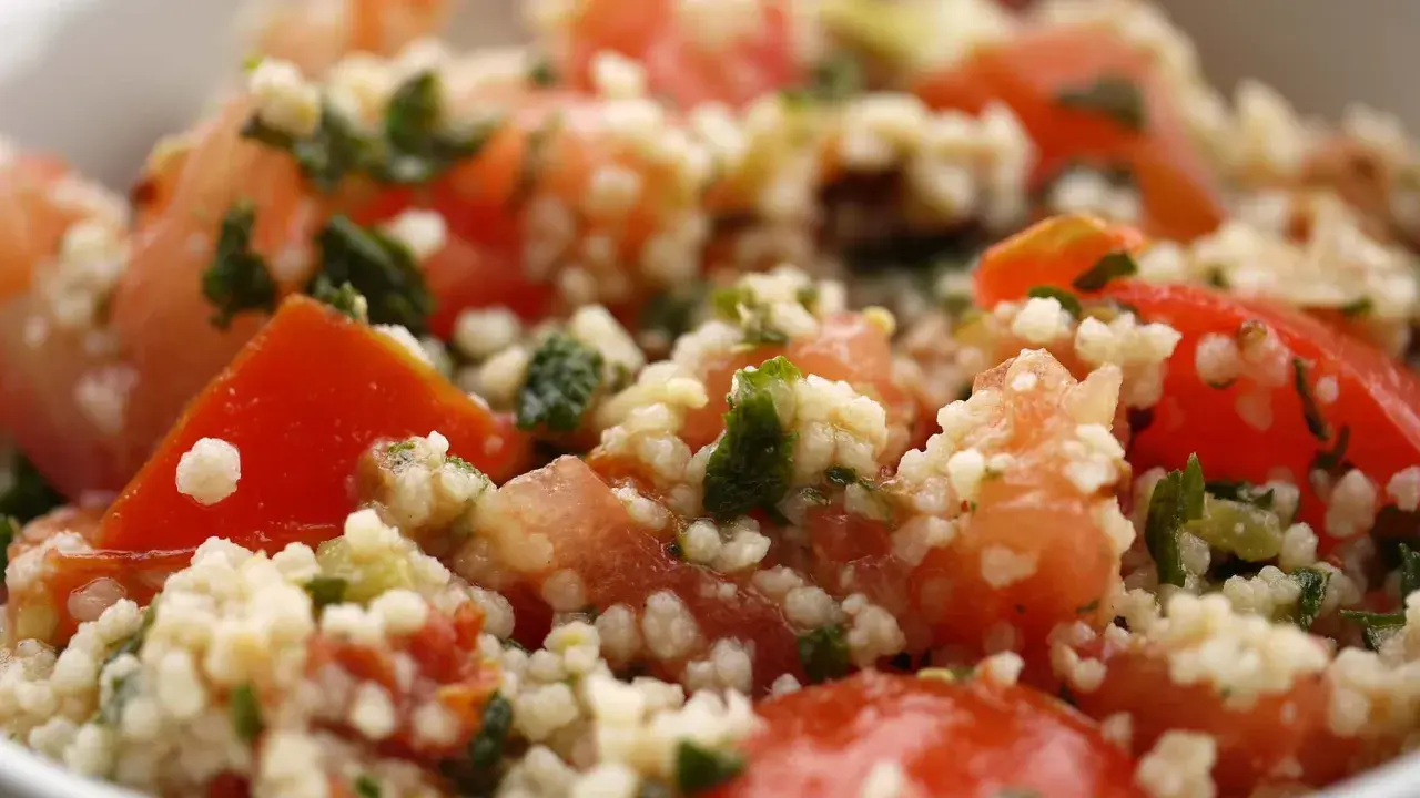 Delicioso cuscus con verduras frescas, tomates jugosos y hierbas aromáticas.