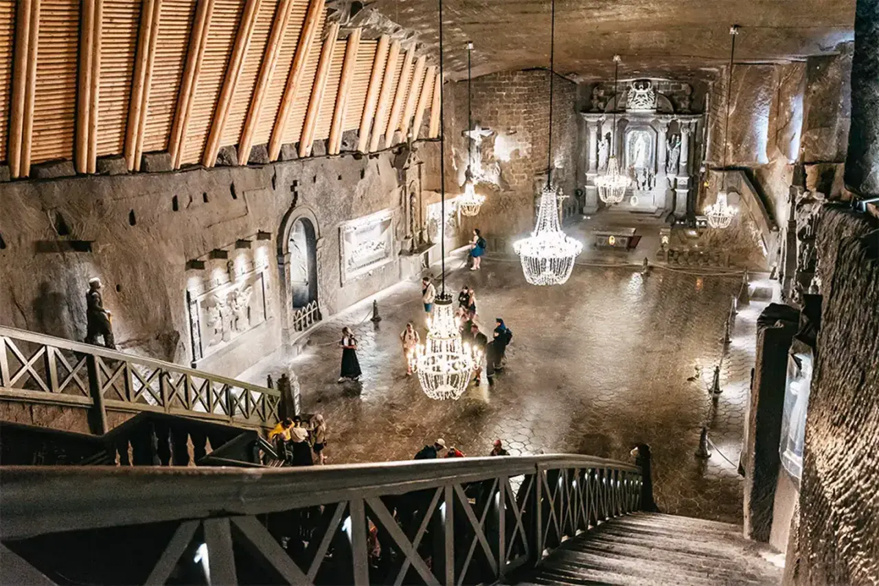 Wnętrze Kopalni Soli w Wieliczce koło Krakowa, z kryształowymi żyrandolami i rzeźbami w soli.
