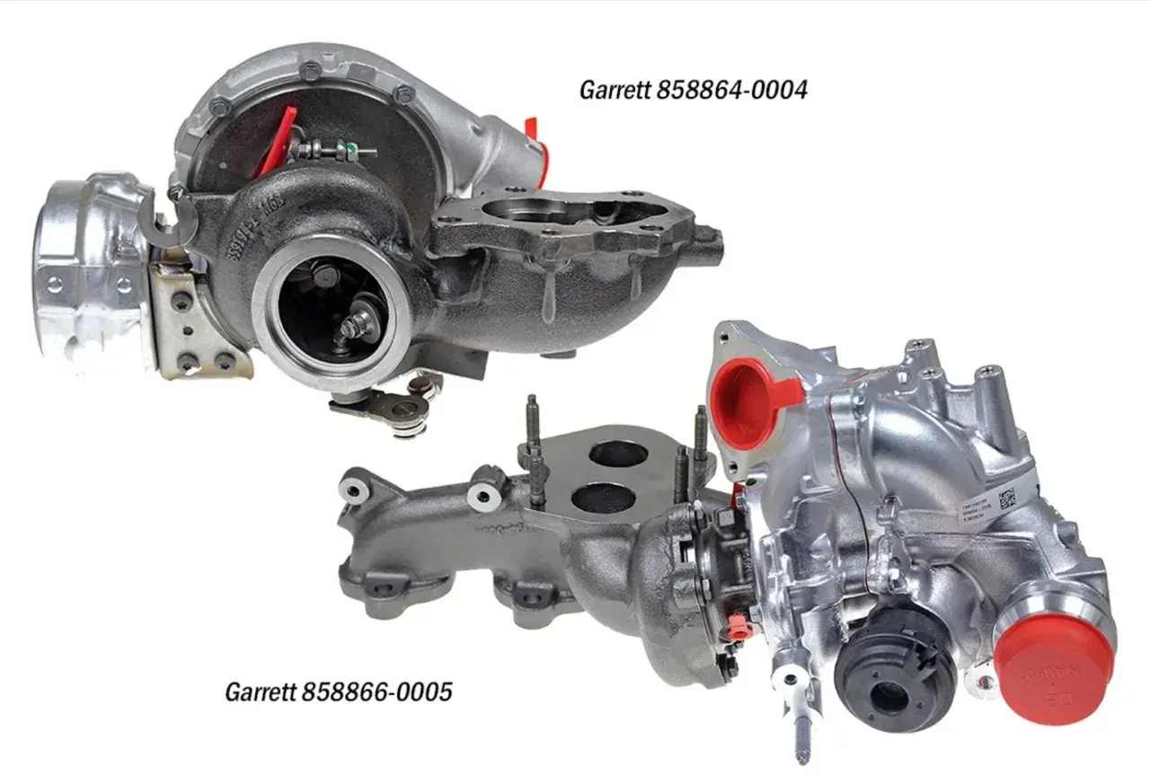 Dwa turbosprężarki Garrett. Jedna z nich, Garrett 858864-0004, może być przyczyną problemów z master 2.3 biturbo, gdy brakuje mocy.