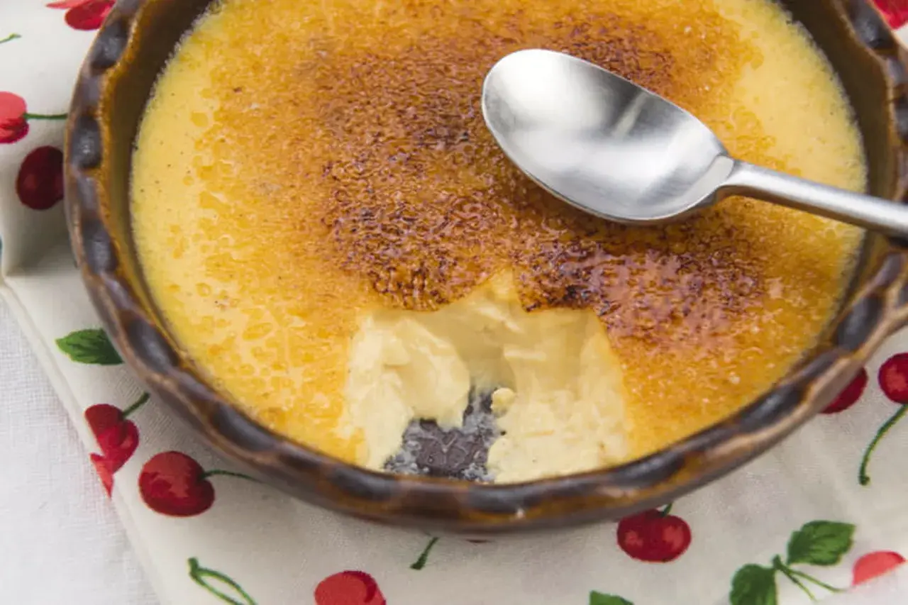 Crème brûlée gourmande avec une croûte caramélisée craquante. Une recette de crème brûlée facile et rapide à déguster.