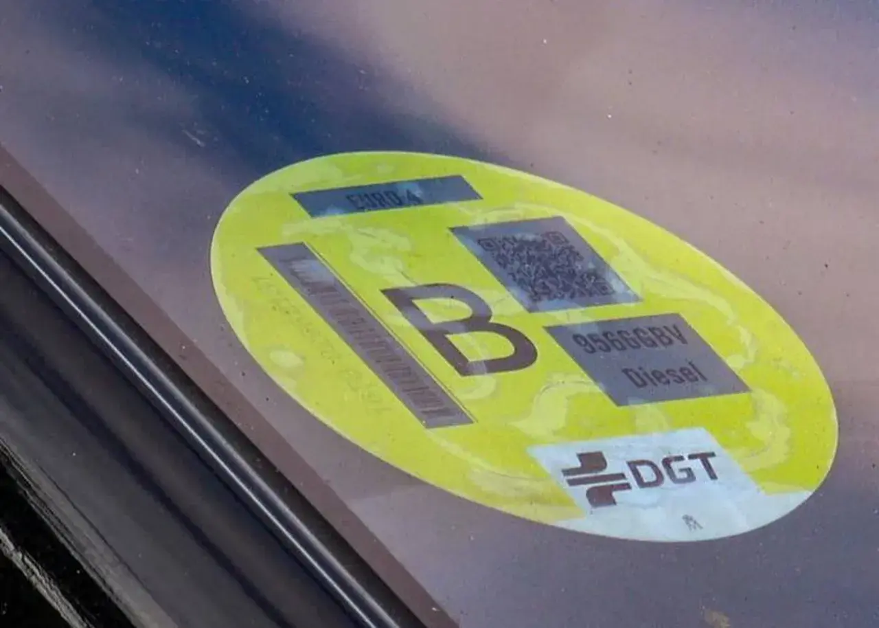 Etiqueta b de la DGT en un parabrisas, indicando EURO 4 y motor diésel.