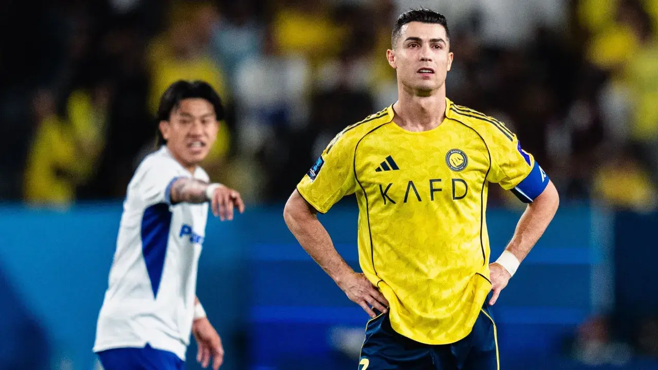Cristiano Ronaldo w żółtej koszulce Al Nassr, zapatrzony w dal. Obok niego zawodnik w białej koszulce. To obrazek z życia ligi arabskiej, tabela wyników pewnie zaraz się pojawi.
