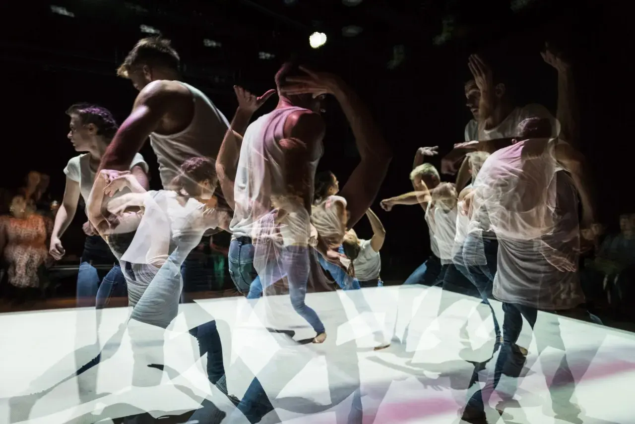 Dynamiczne ruchy tancerzy na scenie. Krakowski teatr tańca w ruchu, uchwycony w wielokrotnej ekspozycji.