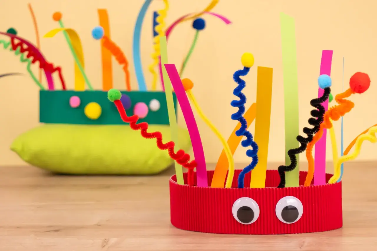 Bunte Faschingskränze zum einfach Basteln, verziert mit Pfeifenreinigern und Wackelaugen.