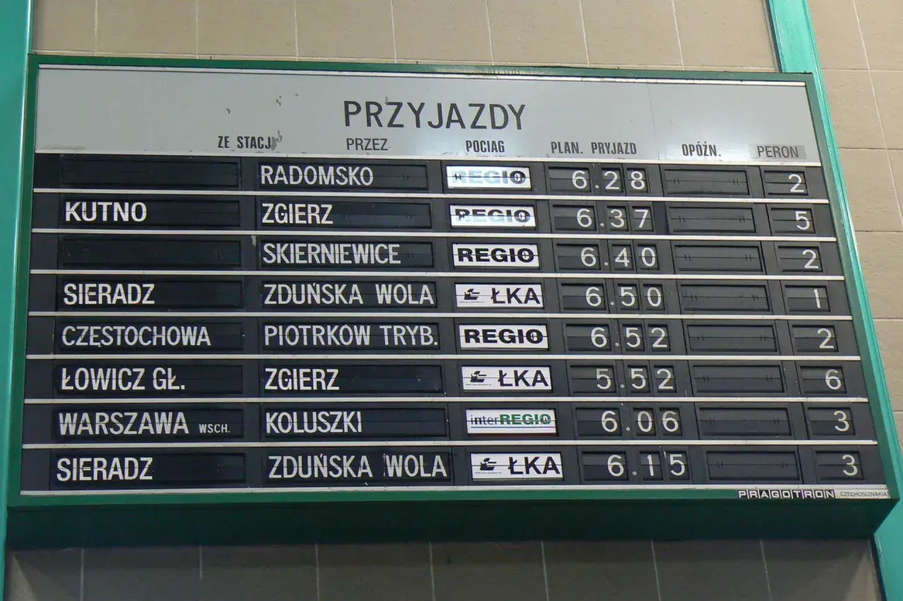 Tablica przyjazdów pociągów. Widoczny numer pociągu "REGIO" o 6:28 z Radomska, jadący na peron 2.