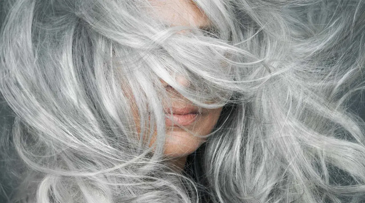 Cabello plateado y sedoso, una opción natural para cubrir canas sin tinte.