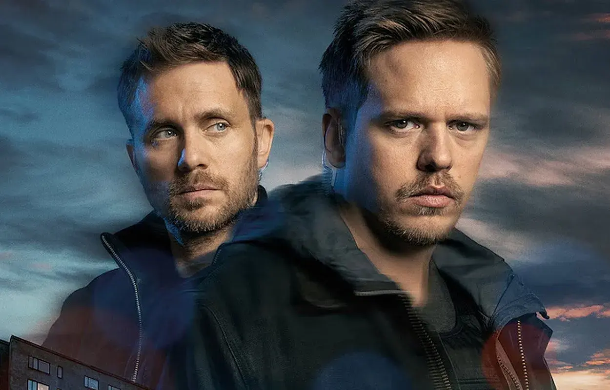 Två män med allvarliga miner, kanske från senaste Beck-filmen, står framför en dramatisk himmel.