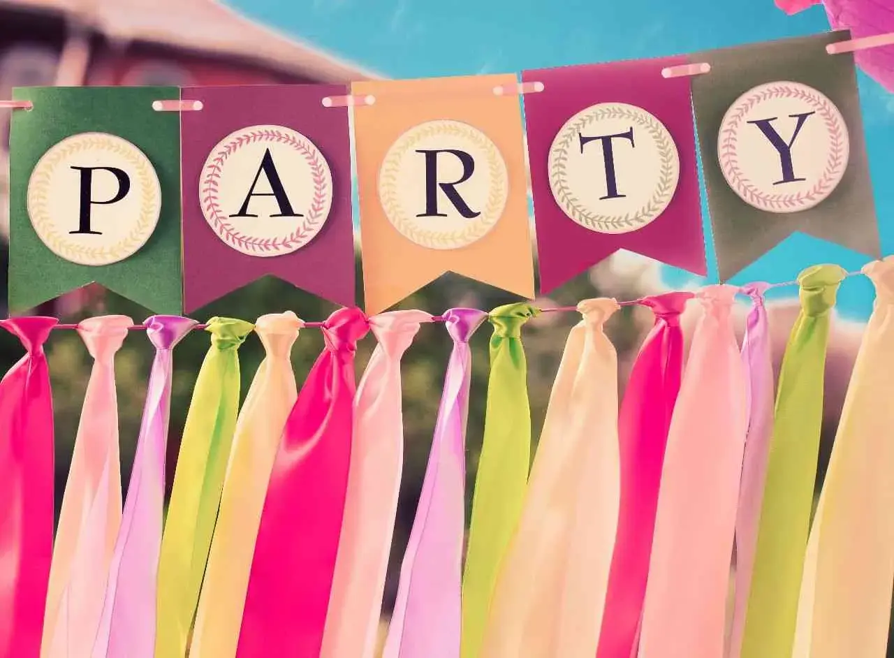 Guirnalda de "PARTY" con letras vintage, adornada con cintas de colores pastel. Un toque de manualidades vintage para cualquier celebración.
