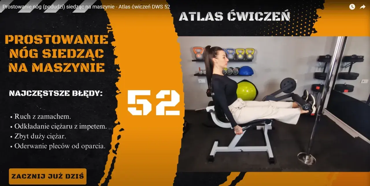 Kobieta wykonuje ćwiczenie prostowania nóg na maszynie w siłowni.