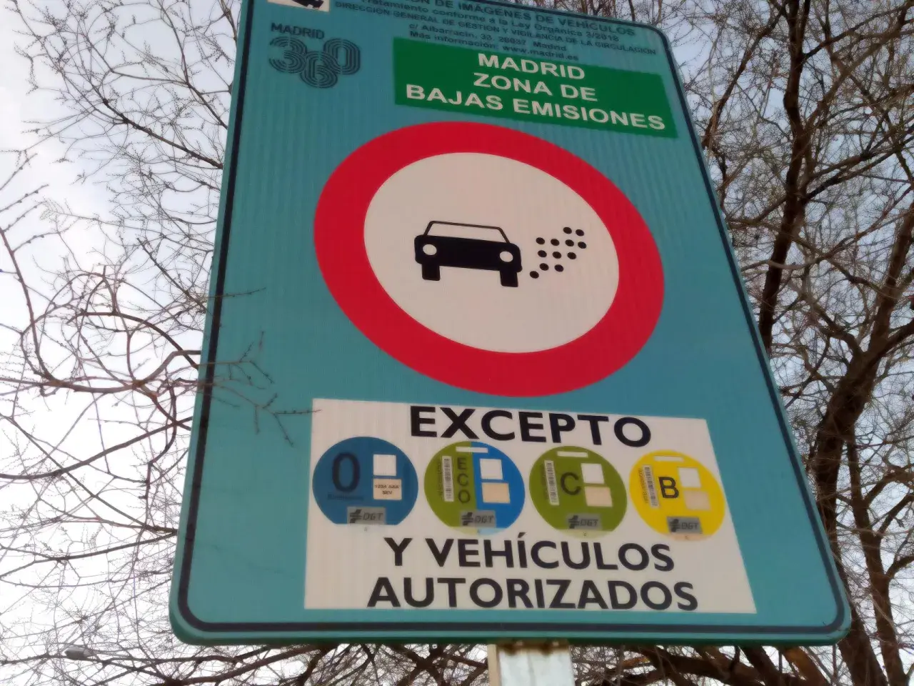 Señal de Madrid Zona de Bajas Emisiones. Indica hasta cuando pueden circular los coches sin pegatina, excepto los autorizados con distintivo DGT.