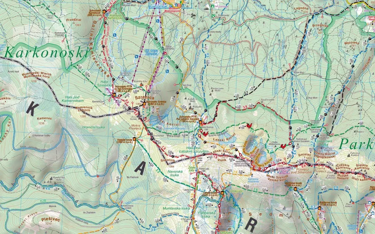 Mapa turystyczna Karkonoszy z zaznaczonymi szlakami. Widoczne szczyty, schroniska i doliny.