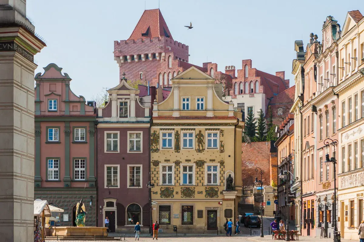 Poznański zamek gargamela, czyli wieża widokowa na Wzgórzu Przemysła, góruje nad kolorowymi kamieniczkami Starego Rynku.