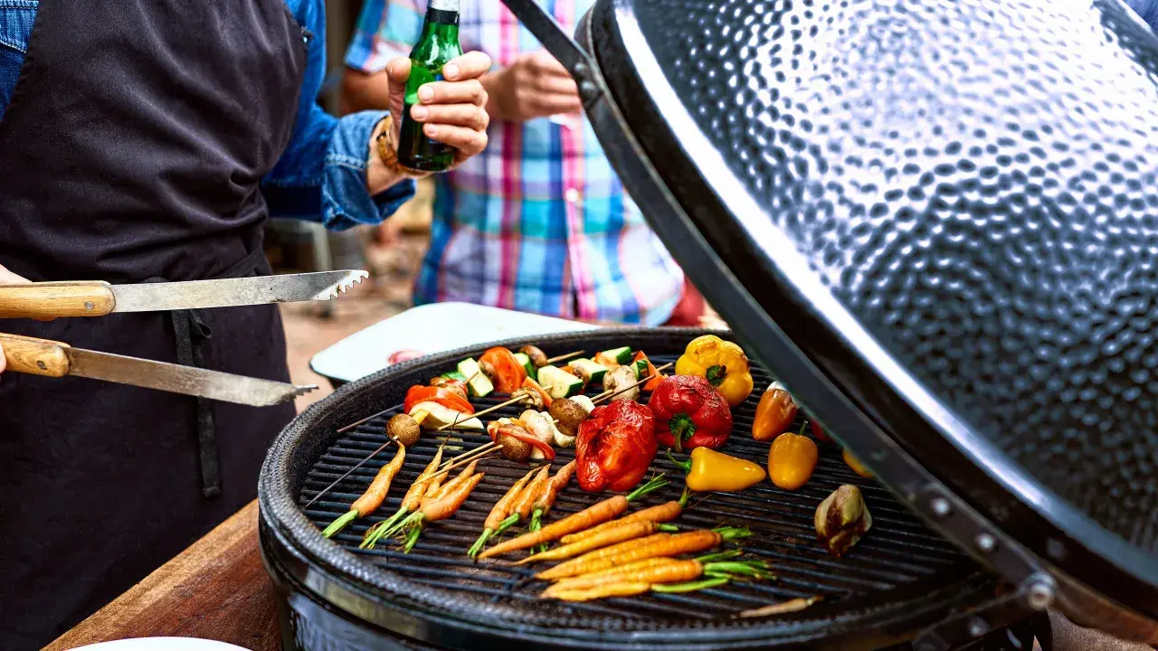 Leckeres vegetarisch grillen mit bunten Gemüsespießen, Karotten und Paprika auf dem Rost.