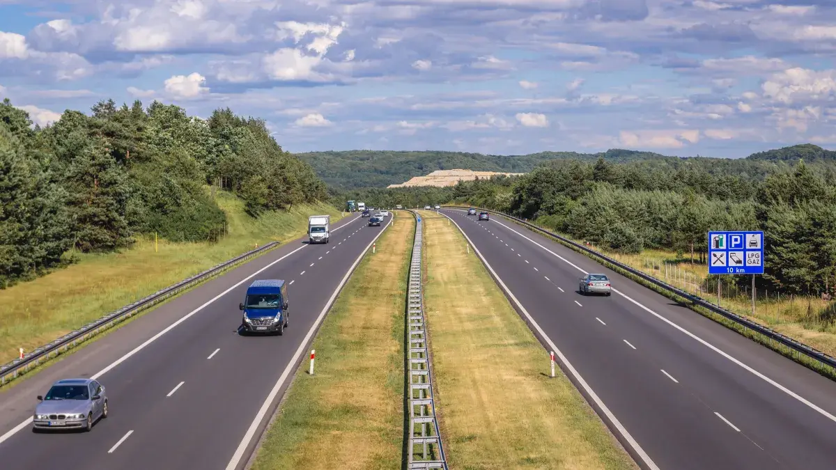 Kiedy zakazy dla ciężarówek? Uniknij mandatów i planuj podróż mądrze