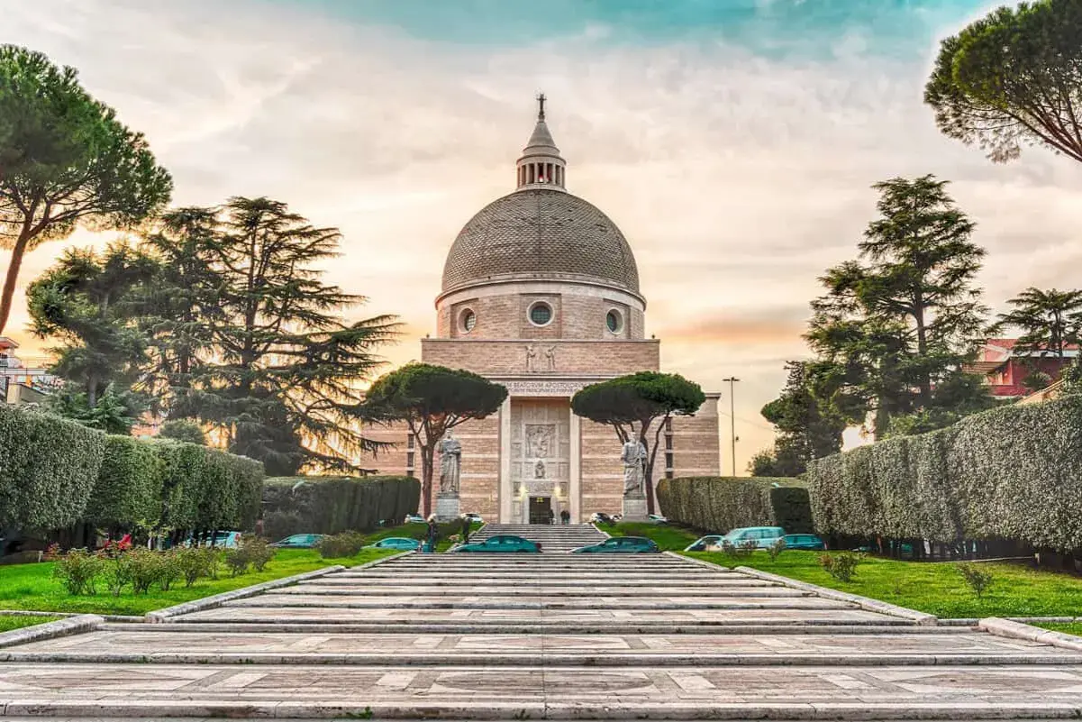 La Basilica dei Santi Pietro e Paolo all'EUR, Roma, è un luogo da non perdere. Imponente cupola, statue e giardini curati.