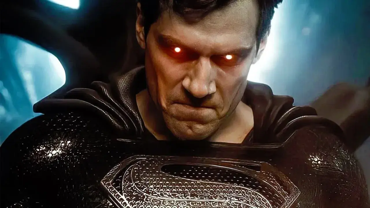 Primo piano di un Superman cattivo, con occhi rossi incandescenti e un'espressione minacciosa. Il costume nero e il mantello suggeriscono un lato oscuro in questo film.