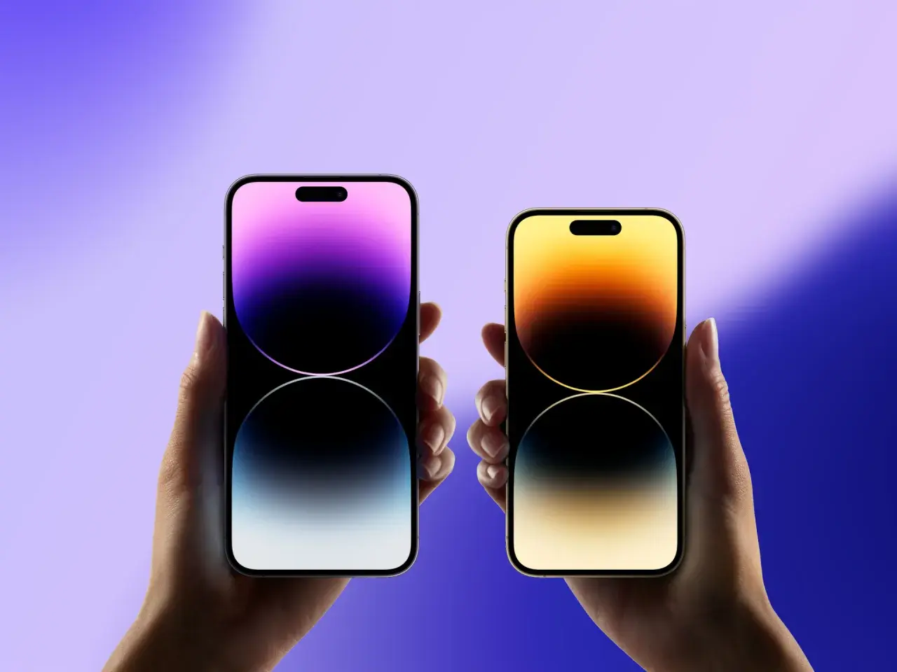 Dwie dłonie trzymają iPhone'y, gdy wyszedł iPhone 15. Jeden z fioletowym gradientem, drugi z żółto-pomarańczowym.