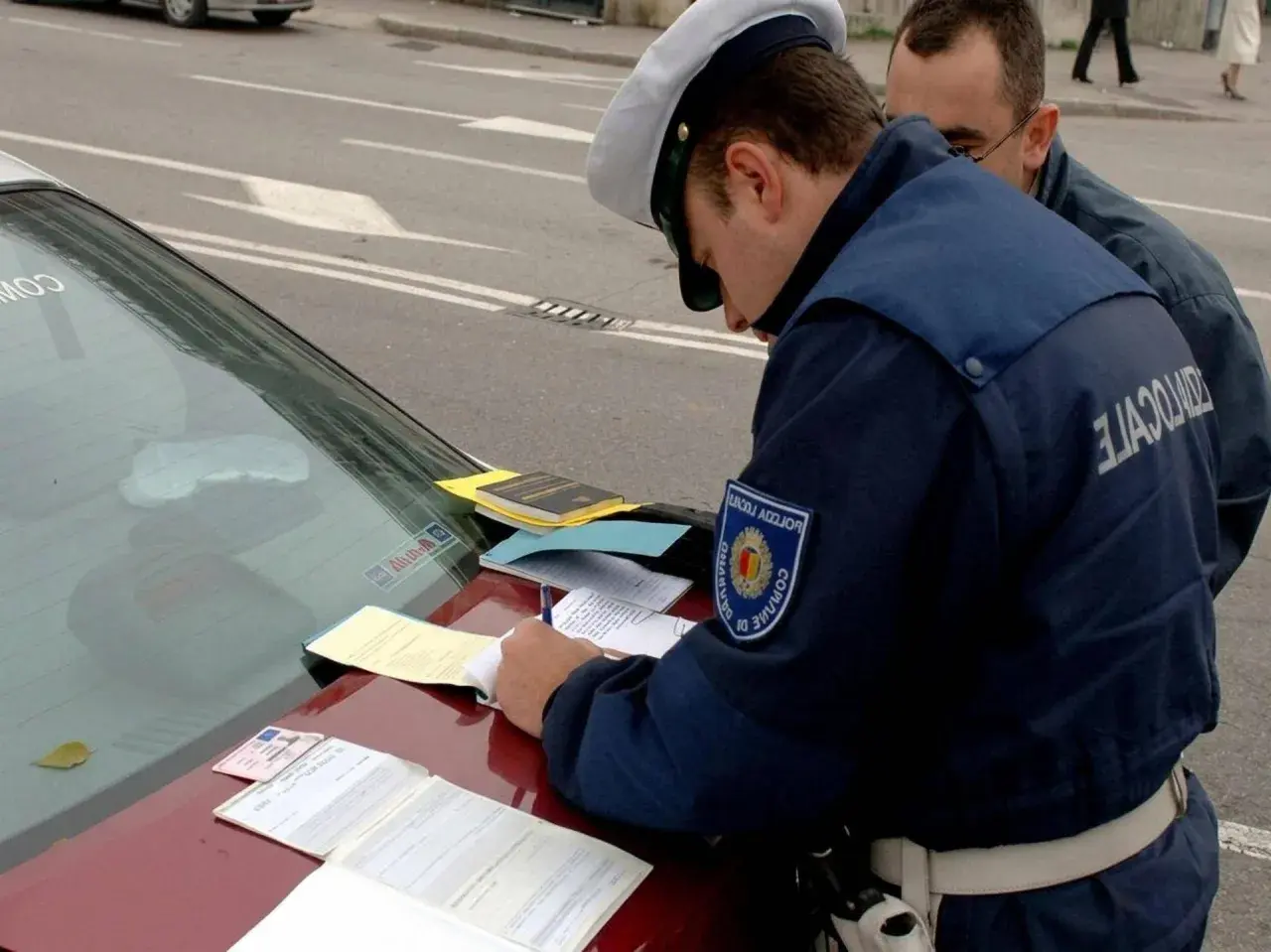 Agente scrive multa su auto con revisione scaduta. Cosa succede?