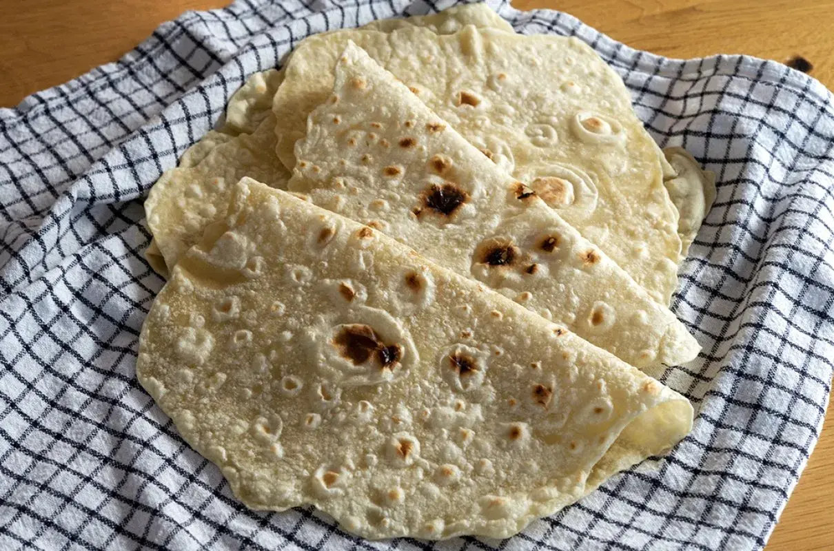 Domowe tortille, idealne do wrapów. Prosty przepis na to, jak zrobić tortille, aby były miękkie i elastyczne.